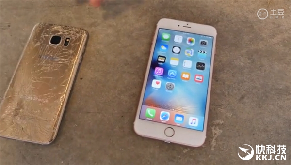 三星S7 Edge大战苹果6s Plus：跌落/防水/掰弯