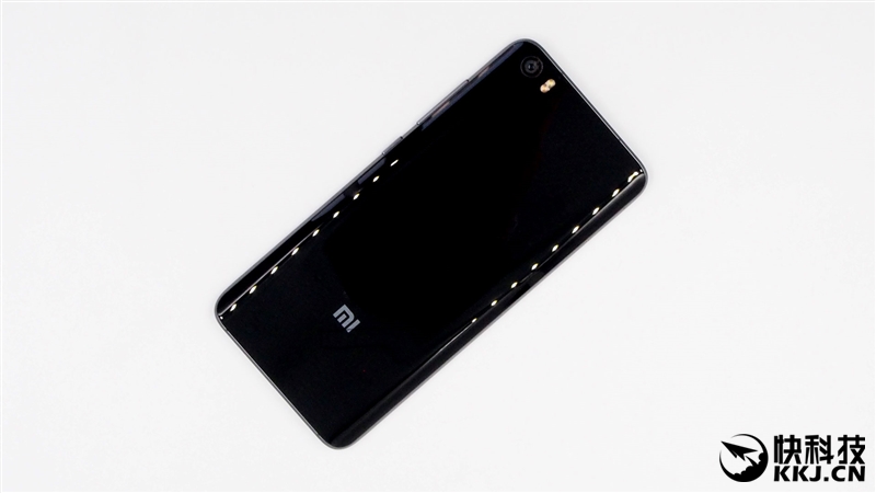 1999买骁龙820 小米5真机拆解 值！