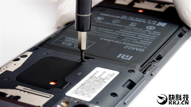 1999买骁龙820 小米5真机拆解 值！