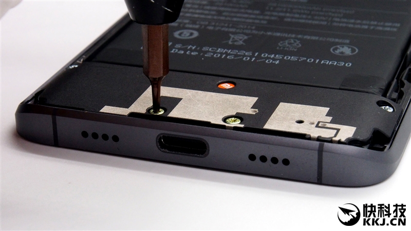 1999买骁龙820 小米5真机拆解 值！