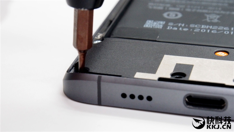 1999买骁龙820 小米5真机拆解 值！