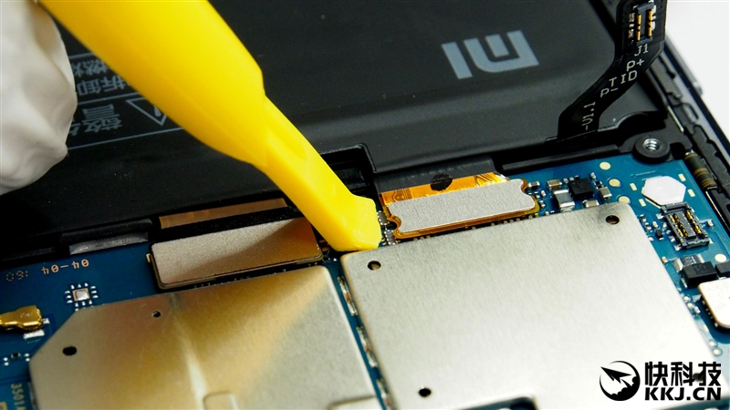 1999买骁龙820 小米5真机拆解 值！