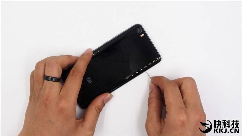 1999买骁龙820 小米5真机拆解 值！