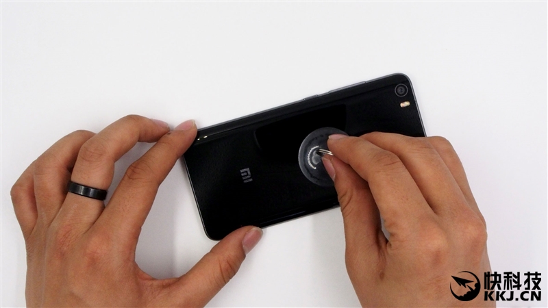 1999买骁龙820 小米5真机拆解 值！