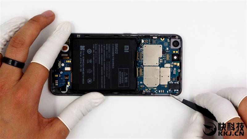 1999买骁龙820 小米5真机拆解 值！