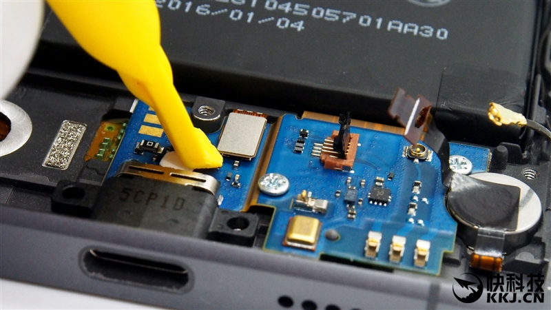 1999买骁龙820 小米5真机拆解 值！