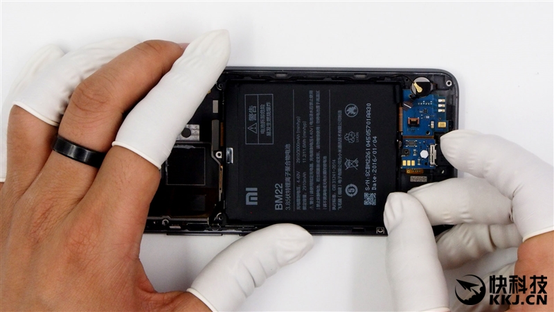 1999买骁龙820 小米5真机拆解 值！