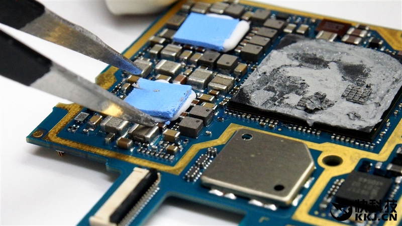 1999买骁龙820 小米5真机拆解 值！