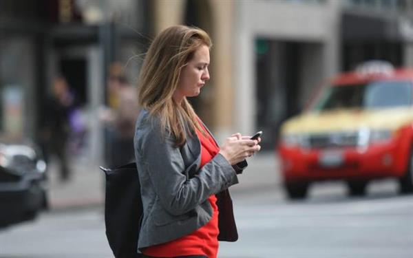 边玩手机边走路？敢这样你可能已经犯罪了