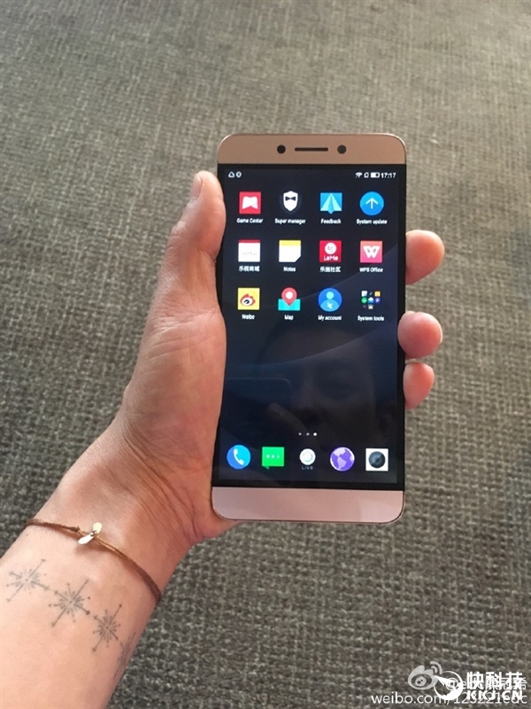 劲爆！陈冠希微博晒手机 网友：坐等新作品