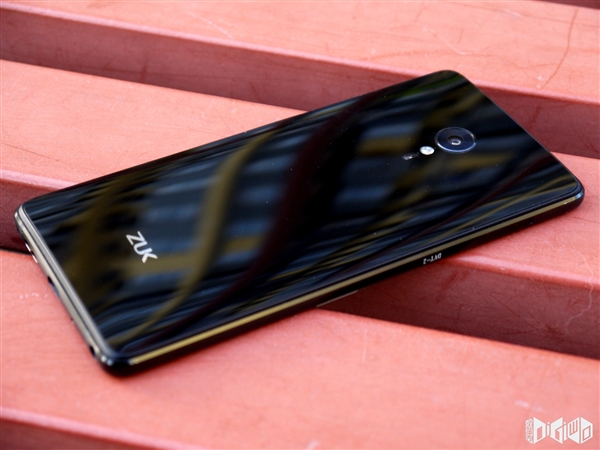 最窄黑边+真3D玻璃：联想ZUK Z2 Pro真机高清图赏