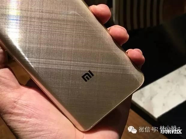 看 这就是小米5金色版！漂亮吗？