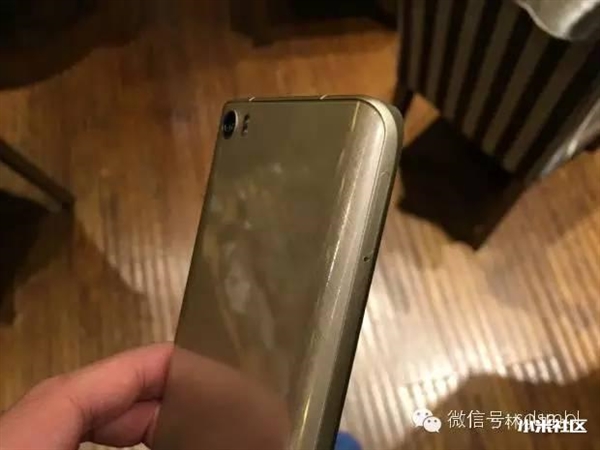 看 这就是小米5金色版！漂亮吗？