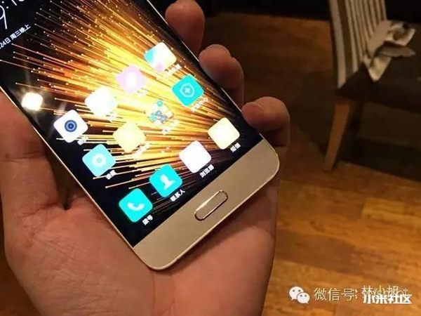 看 这就是小米5金色版！漂亮吗？