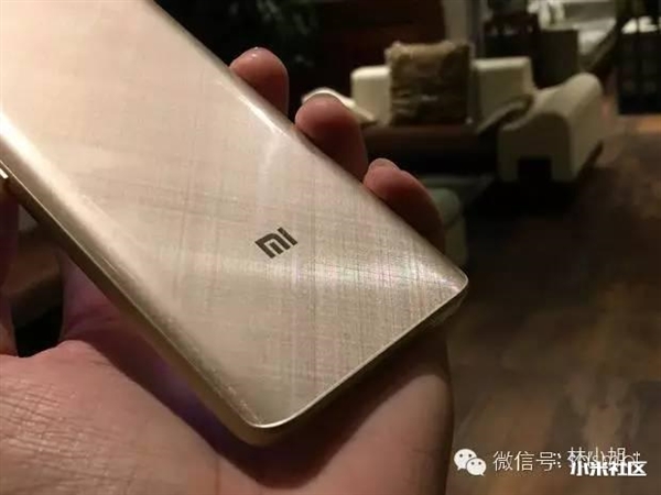 看 这就是小米5金色版！漂亮吗？