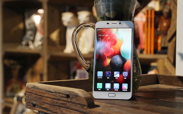 格力手机2代图赏：3300元骁龙820全能旗舰