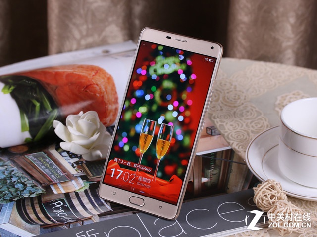 大屏+长续航 欧战观赛持久才是王道 