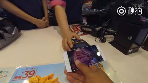 视频：用小米5的NFC功能买套套