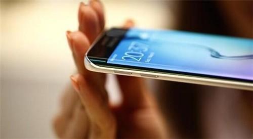 一块曲面屏成就两巨头“乡愁”：三星在这头 苹果在那头
