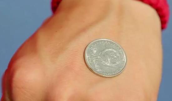 深圳200元组装一部手机：国外美女主持惊呆了