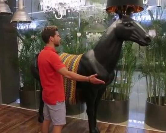 深圳200元组装一部手机：国外美女主持惊呆了