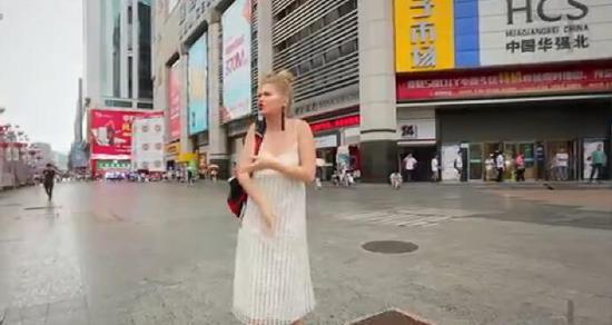 深圳200元组装一部手机：国外美女主持惊呆了