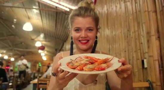 深圳200元组装一部手机：国外美女主持惊呆了