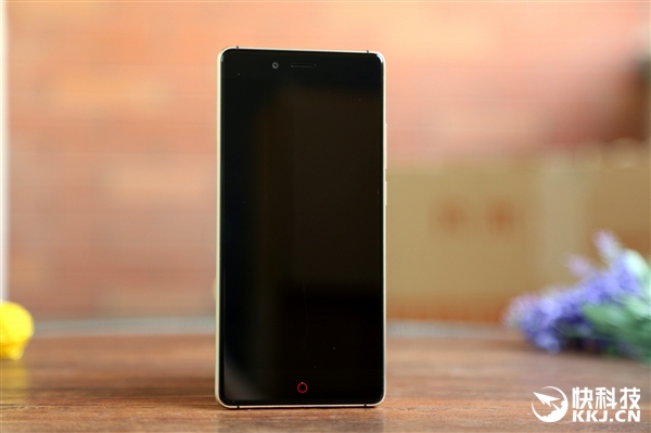 nubia Z11黑金版真机图赏：无边框拍照旗舰！