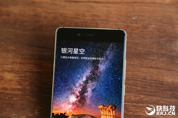 nubia Z11黑金版真机图赏：无边框拍照旗舰！
