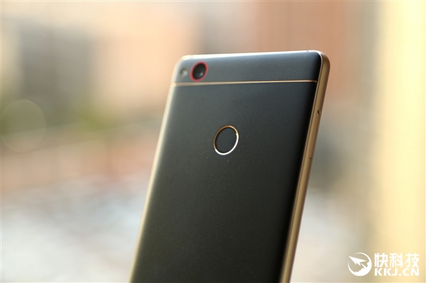 nubia Z11黑金版真机图赏：无边框拍照旗舰！