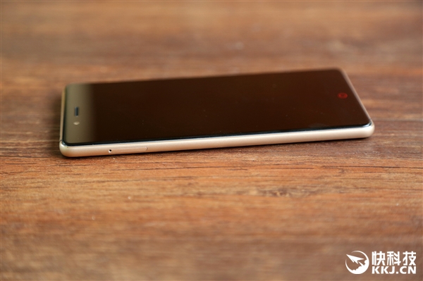 nubia Z11黑金版真机图赏：无边框拍照旗舰！