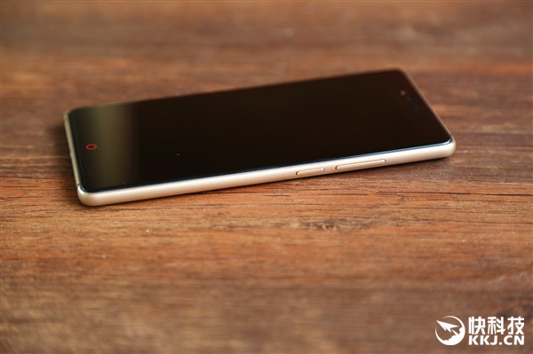 nubia Z11黑金版真机图赏：无边框拍照旗舰！