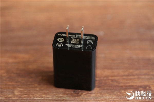 nubia Z11黑金版真机图赏：无边框拍照旗舰！