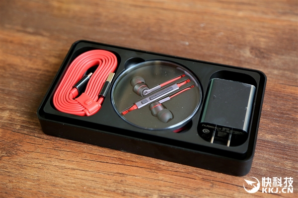 nubia Z11黑金版真机图赏：无边框拍照旗舰！