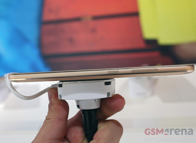 5100mAh续航爆表 联想P2真机首度曝光 