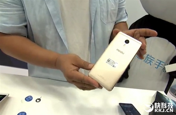 够大！魅蓝Max现场开箱图赏：爆乳美女抢镜