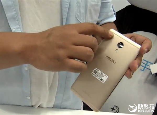 够大！魅蓝Max现场开箱图赏：爆乳美女抢镜