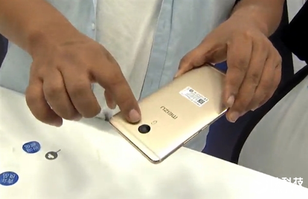 够大！魅蓝Max现场开箱图赏：爆乳美女抢镜