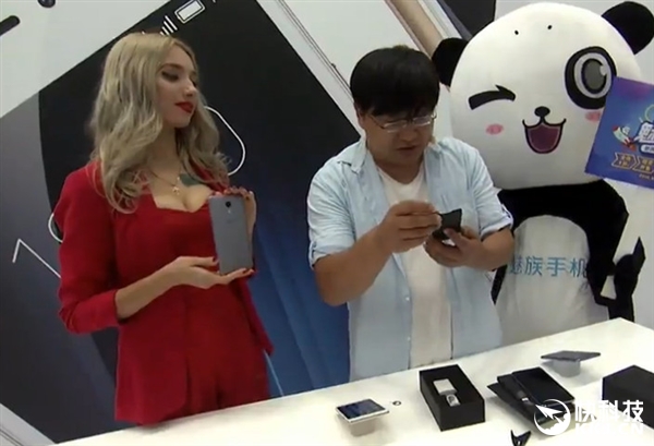 够大！魅蓝Max现场开箱图赏：爆乳美女抢镜