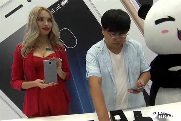 够大！魅蓝Max现场开箱图赏：爆乳美女抢镜