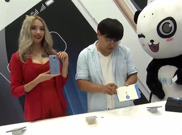 够大！魅蓝Max现场开箱图赏：爆乳美女抢镜