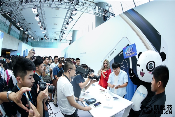 够大！魅蓝Max现场开箱图赏：爆乳美女抢镜