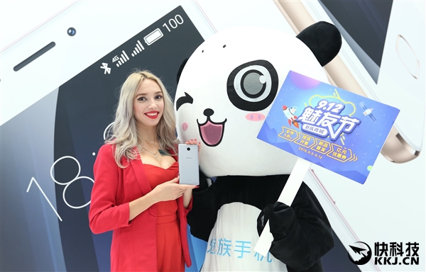 够大！魅蓝Max现场开箱图赏：爆乳美女抢镜