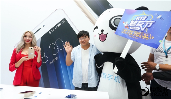 够大！魅蓝Max现场开箱图赏：爆乳美女抢镜