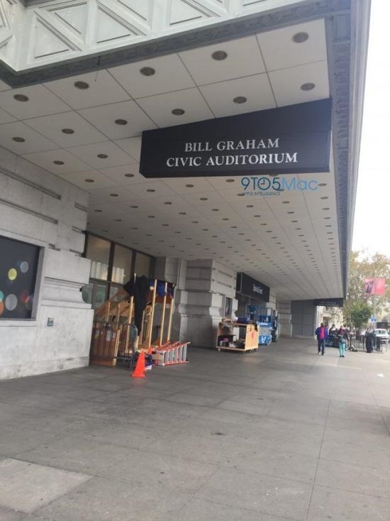 iPhone 7发布会场直击：海报暗示双摄像头