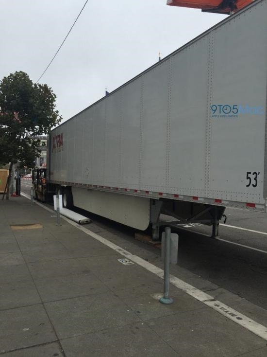 iPhone 7发布会场直击：海报暗示双摄像头