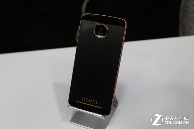 模块化的5.2毫米刀锋 新旗舰Moto Z上手 