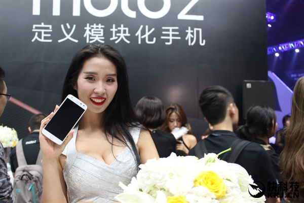 联想重回巅峰之作！Moto ZZ Play现场图：定义模块化手机