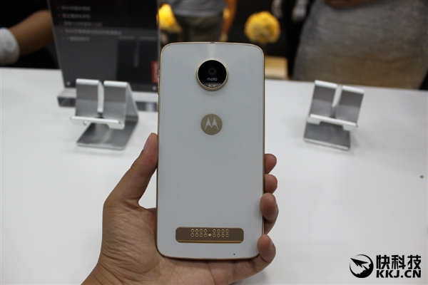 联想重回巅峰之作！Moto ZZ Play现场图：定义模块化手机