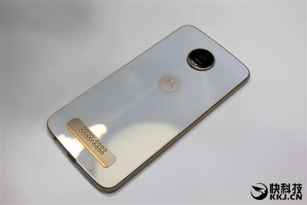 联想重回巅峰之作！Moto ZZ Play现场图：定义模块化手机